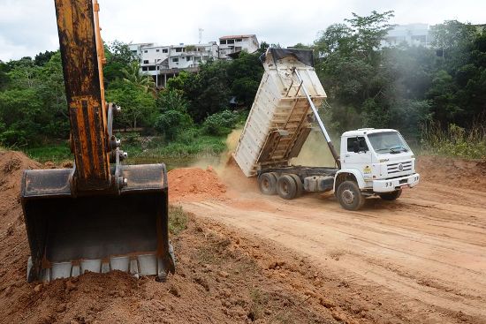 Proteção contra lama da Samarco: Prefeitura de Linhares constrói nova barragem no Rio Pequeno