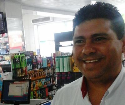 O dia é dele, Henrique. Esposa se derrete na homenagem