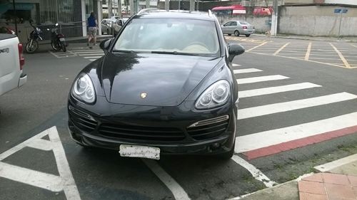 Centro: carro ocupa faixa de pedestre e duas vagas de moto