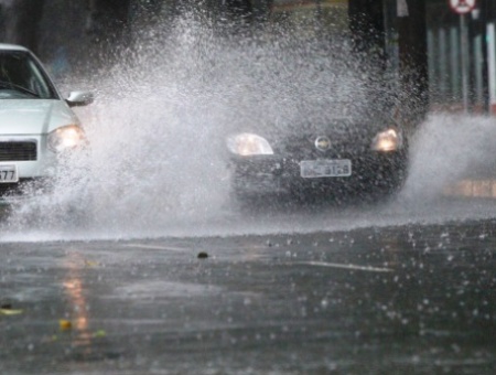 Chuva durante a noite: Bombeiros são chamados em diversos bairros de Linhares 