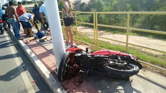 Moto bate em poste na “Ponte Nova” e condutor sai ferido