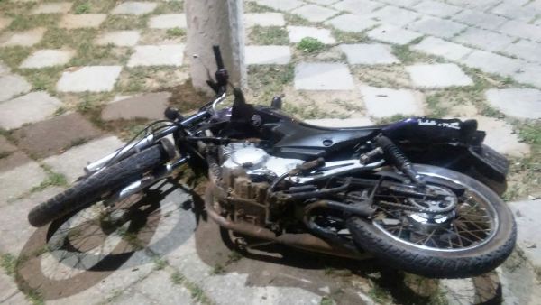 Pontal: motociclista colide em árvore após perder controle de veículo perto do DPM