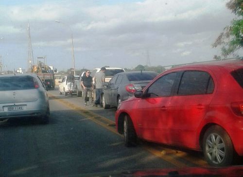 Engavetamento envolve quatro carros na Ponte Joaquim Calmon e complica trânsito na BR-101