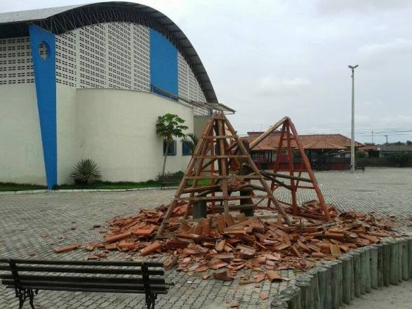 Vândalos destroem quiosque de praça no Interlagos
