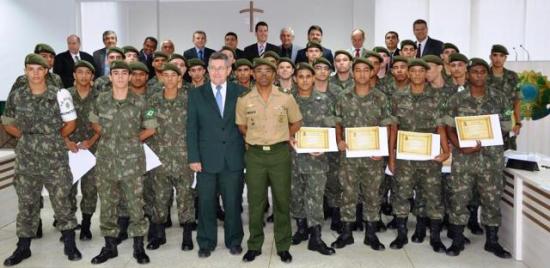 Atiradores do Tiro de Guerra são homenageados pelos vereadores de Linhares