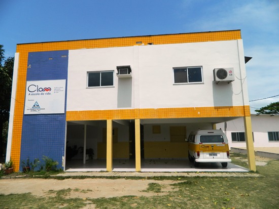 Solidariedade: CLAM realiza bazar com roupas lindas e baratas