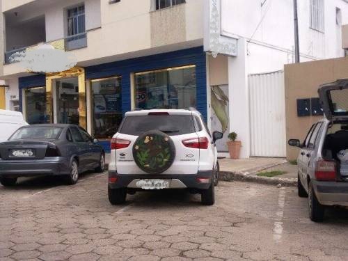 Carro ocupa duas vagas e internauta envia registro com reclamação