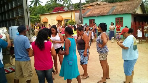 Regência: moradores recebem alimento e água de grupo de SP
