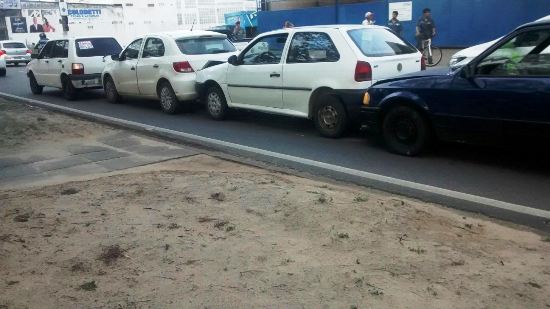 Engavetamento envolve cinco veículos e complica trânsito na BR-101