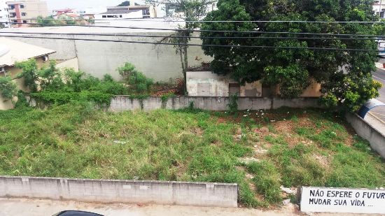 Casa abandonada vira motel e depósito de lixo no Centro de Linhares