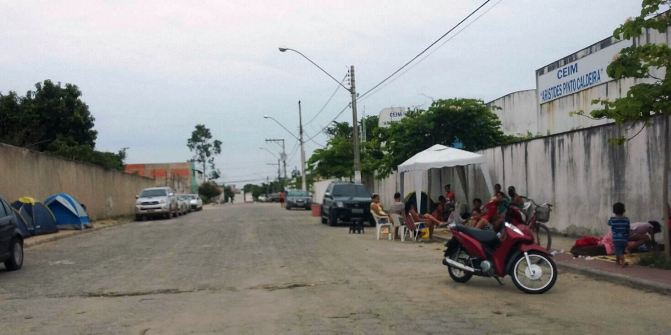 Pais acampam na calçada de CEIM no bairro Aviso