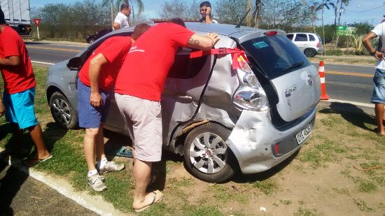 BR-101: Acidente entre Palio e caminhão deixa três feridos no trevo de Jacupemba