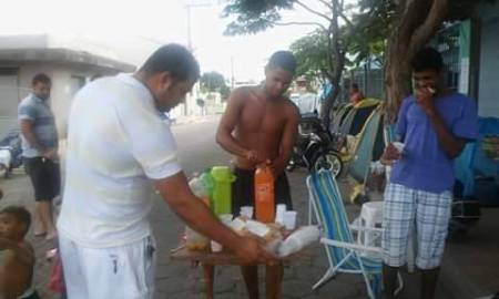 Interlagos: pais acampados na calçada de CEIM recebem lanches e até churrasco