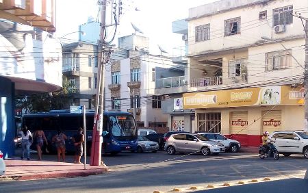Carreta derruba fios e causa transtorno e perigo no Centro de Linhares