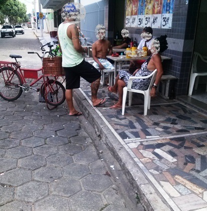 Internauta do bairro Shell pergunta: bar pode fixar mesas na calçada?