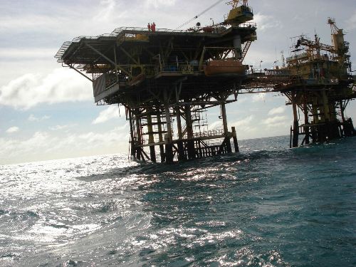 Estrutura gigantesca no horizonte do litoral de Linhares