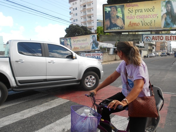 Outdoor com declaração de amor chama a atenção no bairro Araçá