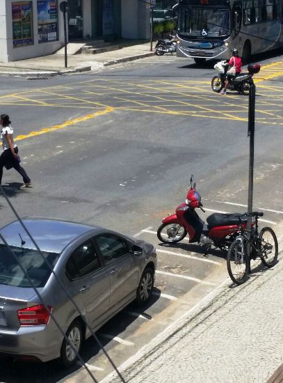 Carro ocupa vagas das motos e revolta internauta