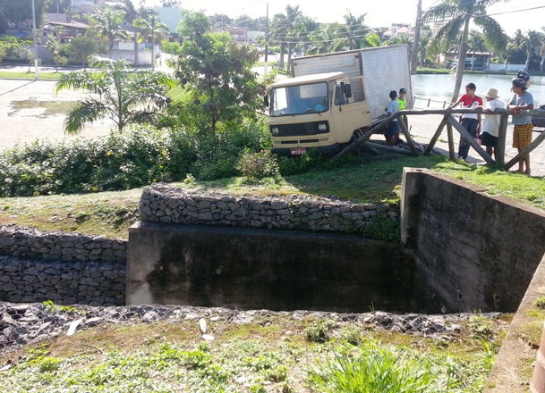 Susto: caminhão desgovernado quase cai na Lagoa do Meio