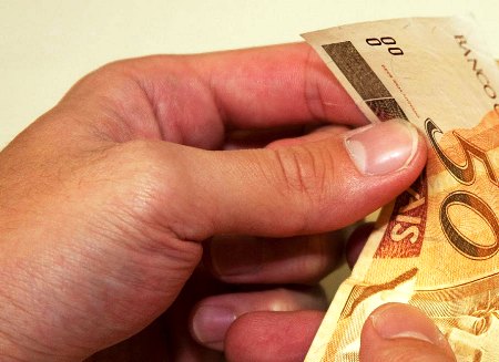 O que fazer com R$ 83 a mais no salário mínimo?