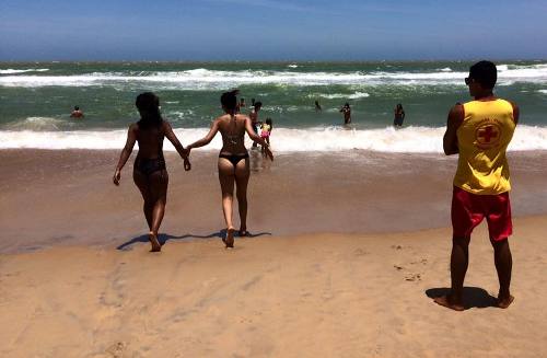 Que calor! Banhistas fazem a festa na Praia de Pontal do Ipiranga
