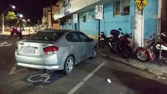 Cena da cidade: carro estacionado em local proibido no Centro