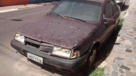 Carro abandonado há mais de seis meses no Araçá