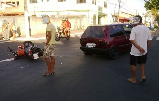 Araçá: Motorista causa acidente, chuta moto e foge