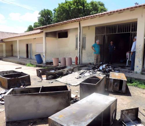 Prefeito Nozinho Corrêa visita escola incendiada no Planalto: ‘foco agora é reformar’