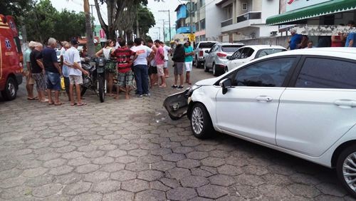 Dois feridos em acidente na Guerino Giubert: motorista sai e deixa chave na ignição