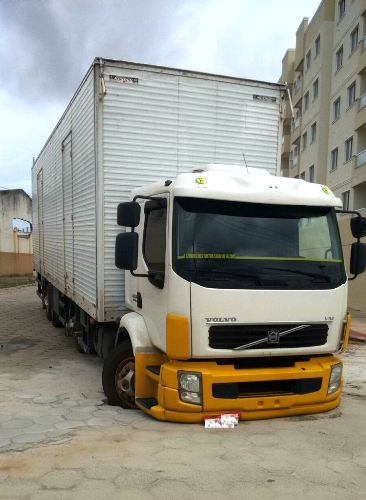 Carro “afunda” ao passar por avenida, no Shell