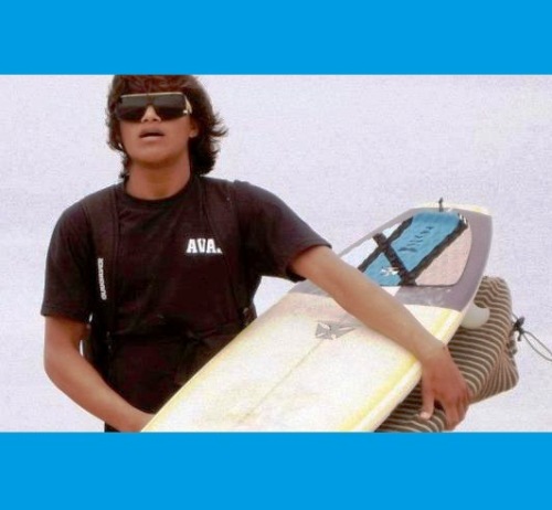 Desanimado, comerciante de Regência rejeita ajuda para aprender fazer pranchas de surf