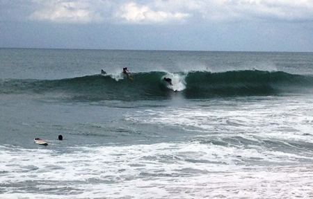 E a lama? Surfistas curtem terça-feira com 