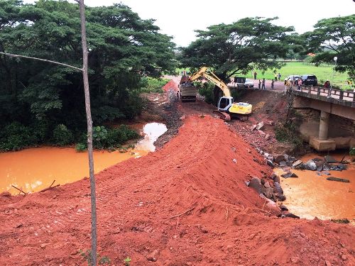 Lagoa Nova: barragem é concluída e veta entrada de lama. Ponte é liberada