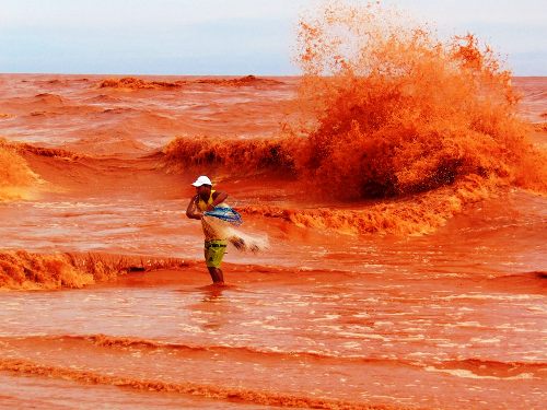 Hauley fala sobre “foto repercussão”, surf e pede análise da água da Praia de Regência