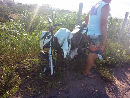 Motociclista passa mal e sofre acidente na Roberto Calmon