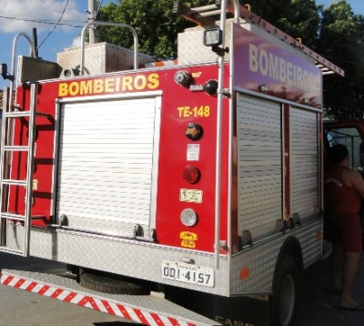 Casa pega fogo no Araçá e Bombeiros entram em ação