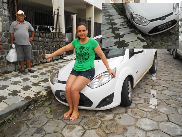 Carro ‘afunda’ em estacionamento no Centro