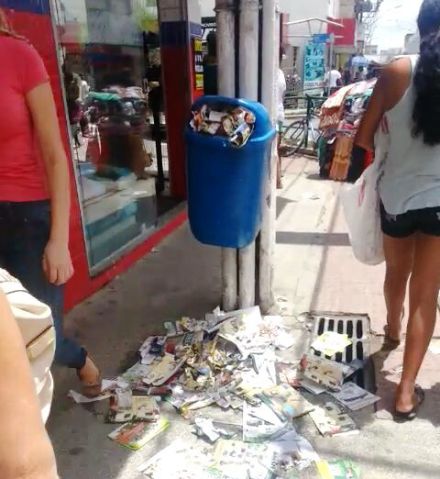 Internauta registra lixo no Centro, e diz: pedestres são relaxados
