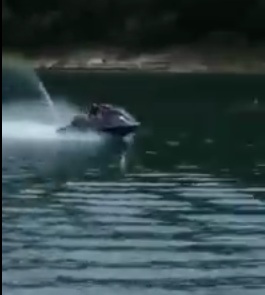 Internauta viu na Lagoa Nova: criança se diverte pilotando jetski