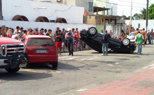 Carro fica com rodas para cima em acidente no Interlagos