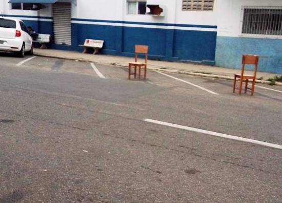 Como? Cadeiras “guardam” vagas no Centro de Linhares