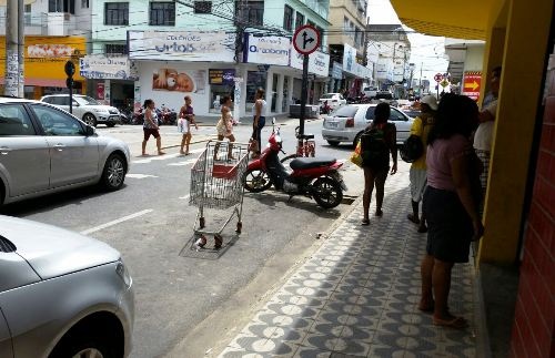 Após cadeiras, é a vez de carrinho de supermercado “guardar” vaga em Linhares