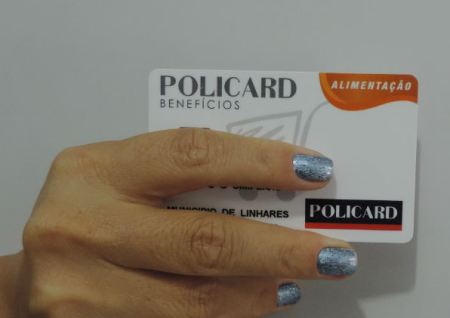 PML entrega dos novos cartões de vale alimentação. Confira onde Policard é aceito