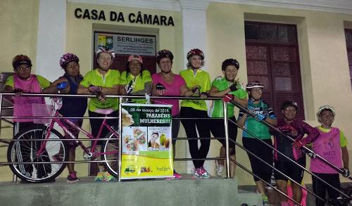 Ciclistas se divertem em passeio para homenagear as mulheres
