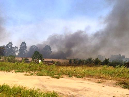 Fogo e fumaça “expulsam” funcionários do Polo Moveleiro, no Canivete