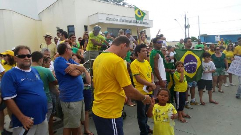 (Fotos) Manifestação em Linhares: o que vale é a qualidade, diz dona de casa
