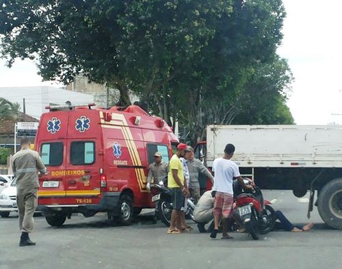 Acidente no Centro: Motociclista vai parar debaixo de carroceria de caminhão