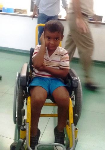 Menino cai de laje, sofre traumatismo craniano, contraria a medicina e agora precisa da sua ajuda