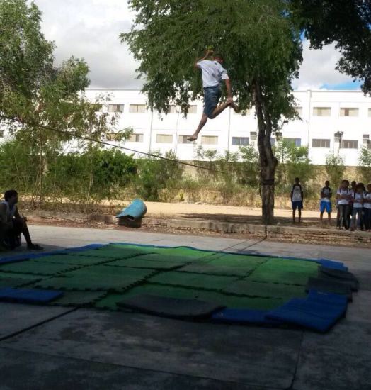 Apresentação de Slackline encanta alunos do Poli 2